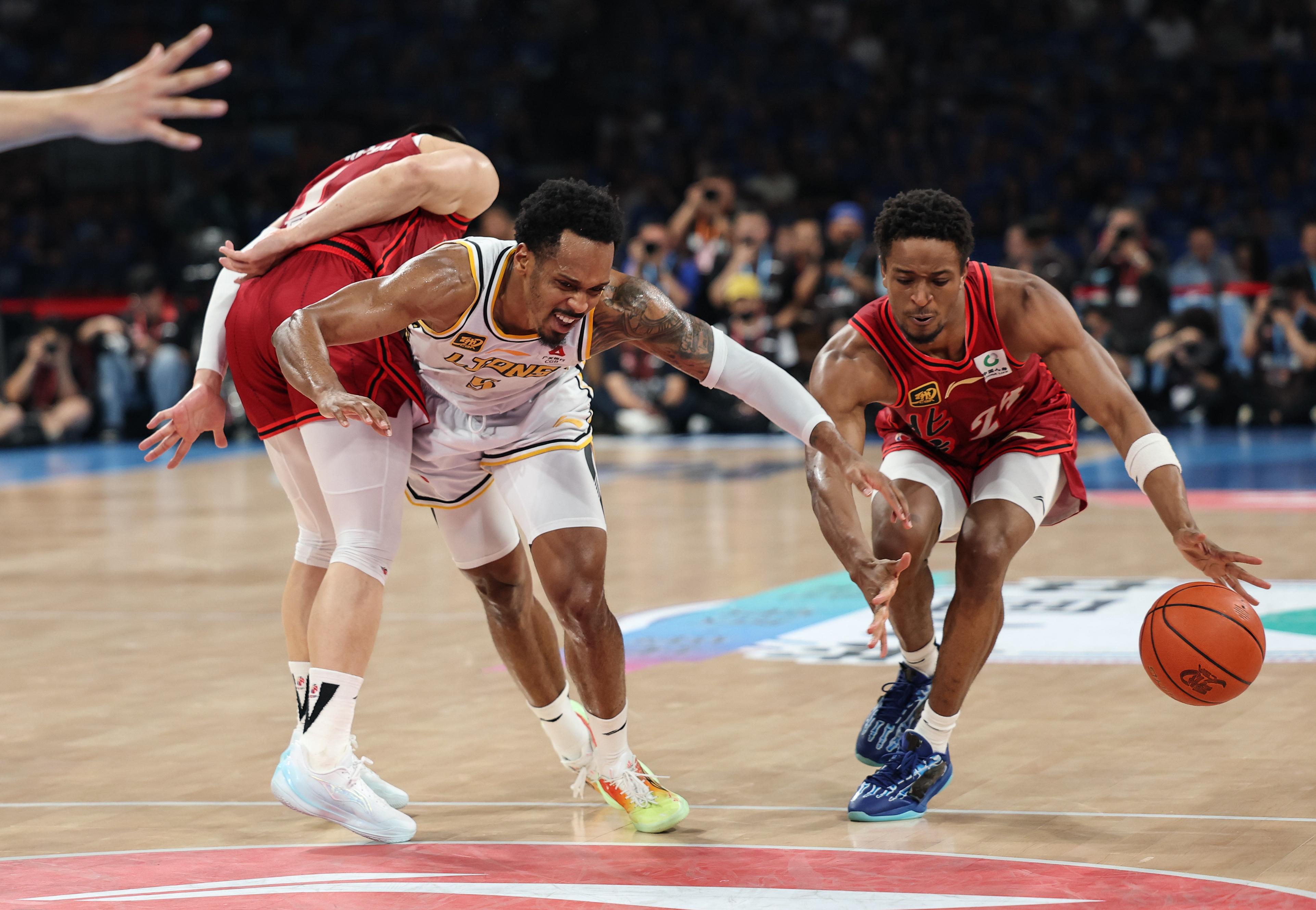 关于今晨突围战来临，新奥尔良鹈鹕围绕CBA季后赛再遭质疑，震撼外界，团队化学反应显著的信息